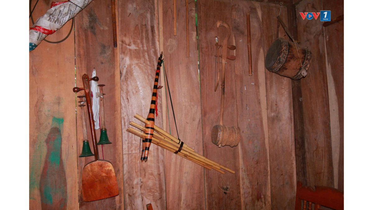 Gian nhà với nhiều loại nhạc cụ dân tộc Mông do ông chế tác