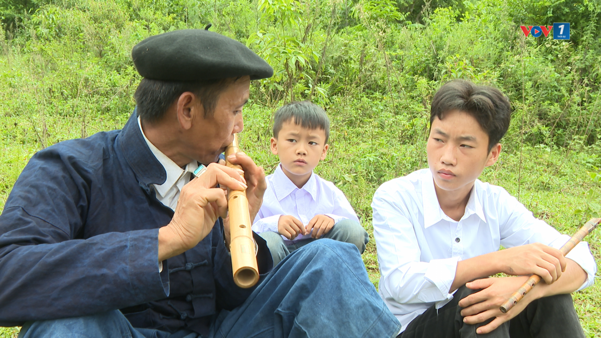 Ông Lừ truyền dạy để tiếng khèn, tiếng sáo và điệu dân ca Mông không mai một