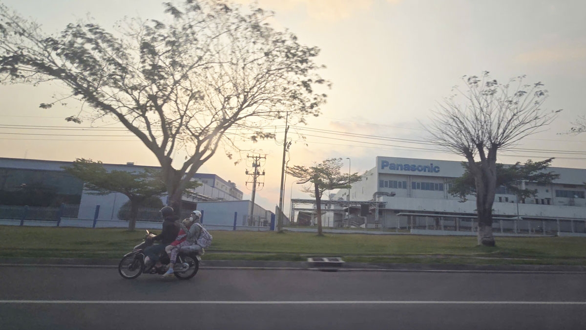 Tại các khu công nghiệp ở TP.HCM và Đồng Nai, không khí chuẩn bị đã rộn ràng. Các nhà máy đang sẵn sàng chào đón công nhân trở lại làm việc vào sáng thứ 2 (23/2).