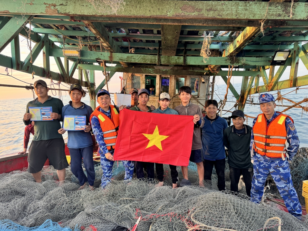 Tổ công tác tặng cờ Tổ quốc cho ngư dân