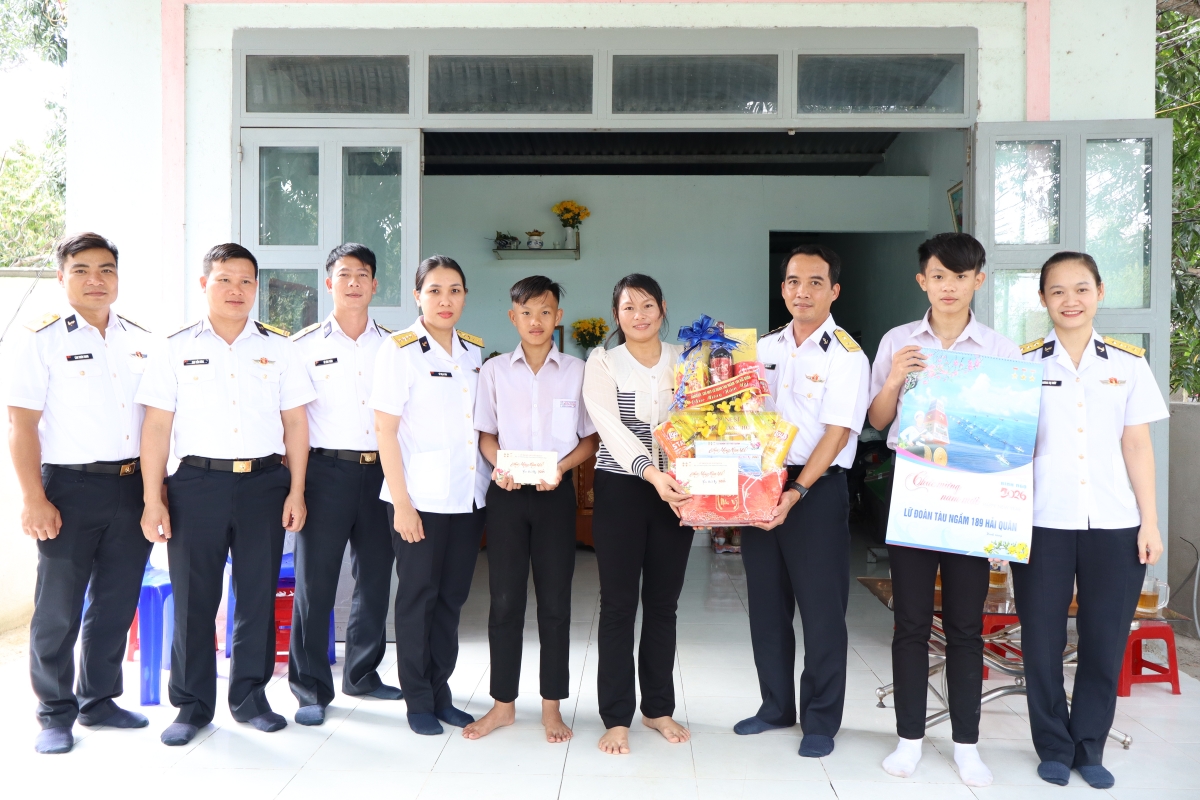 Tặng quà 2 cháu con ngư dân Lữ đoàn đỡ đầu