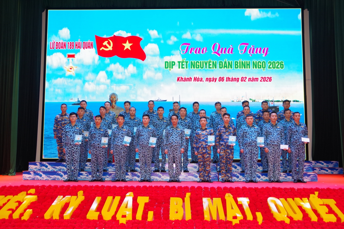 Tặng quà cho các gia đình có hoàn cảnh đặc biệt đang công tác tại Lữ đoàn