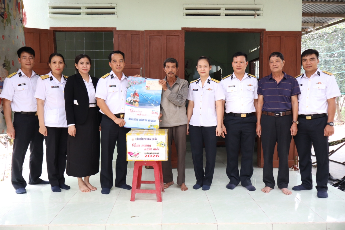 Tặng quà cho gia đình cựu chiến binh