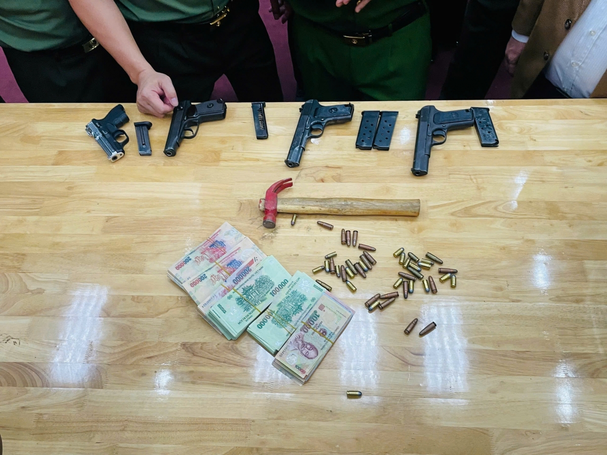 Các tang vật được tìm thấy ở nơi Tài "đen" trú ngụ.