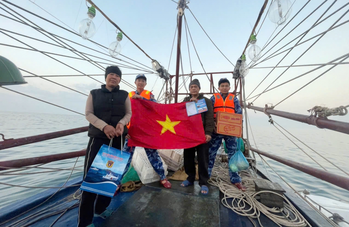 Tàu CSB 4036 tặng quà Tết, cờ Tổ quốc cho ngư dân