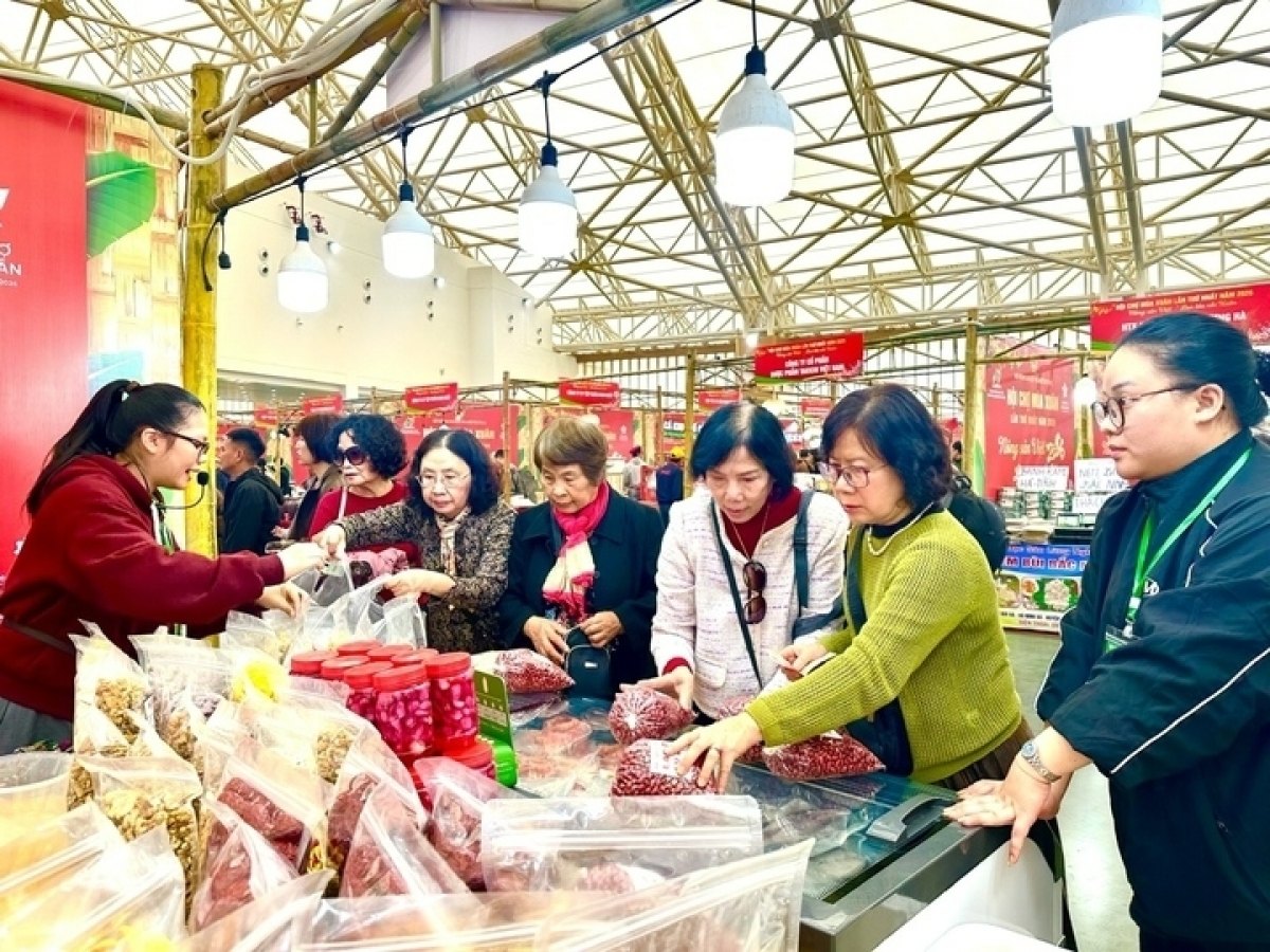 Nguồn hàng dồi dào, giá cả ổn định những ngày đầu năm