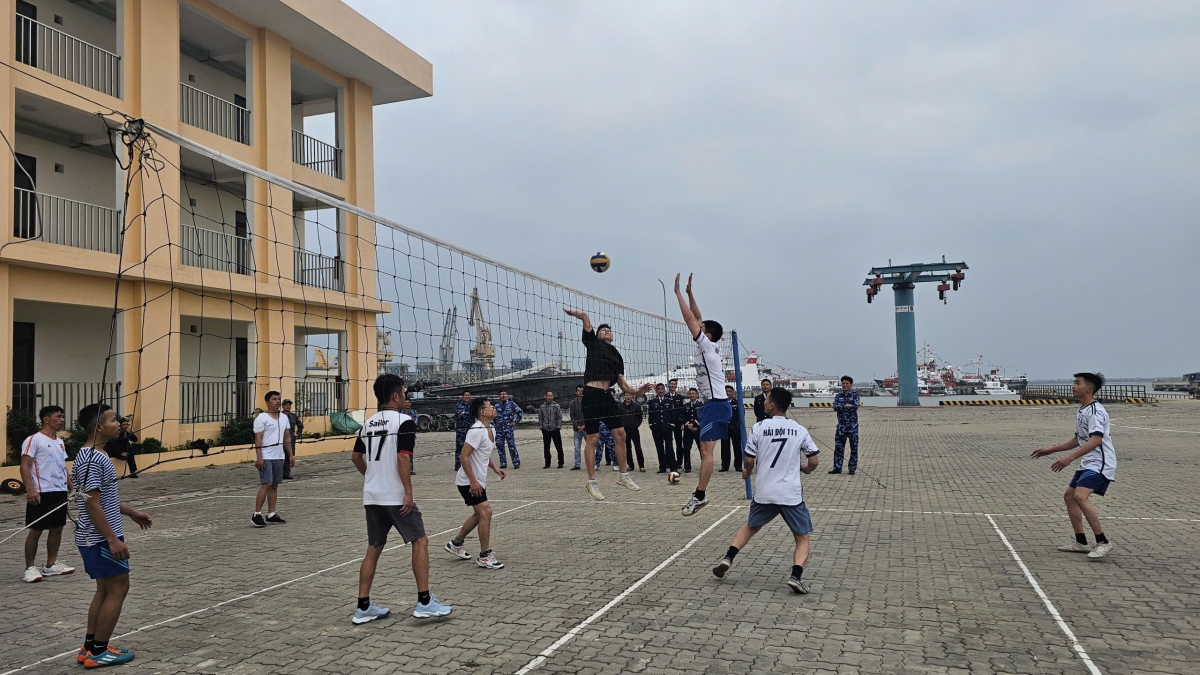 Thi đấu bóng chuyền mừng Xuân mới