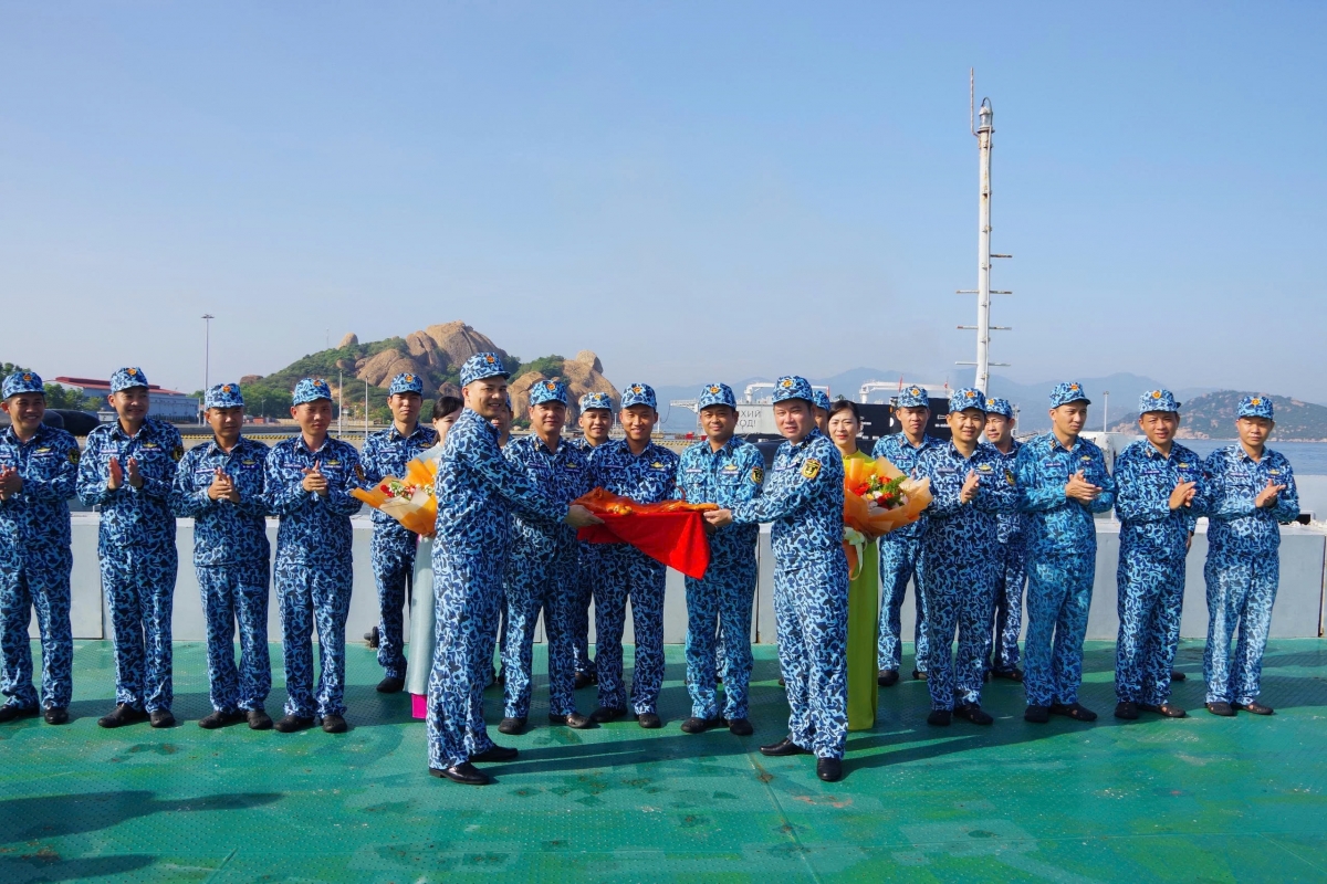 Thủ trưởng Lữ đoàn chúc mừng Tàu 186 hoàn thành xuất sắc nhiệm vụ đi biển