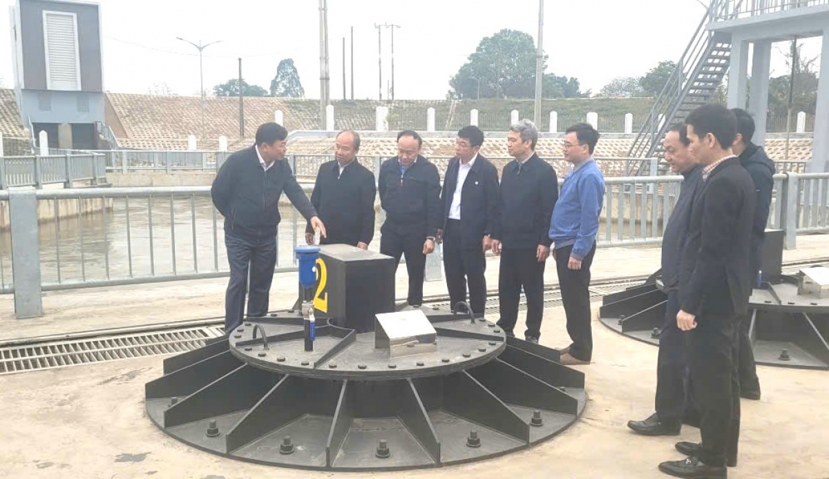 Thứ trưởng Nguyễn Hoàng Hiệp và đoàn công tác kiểm tra tại trạm bơm Phù Sa trên địa bàn thành phố Hà Nội