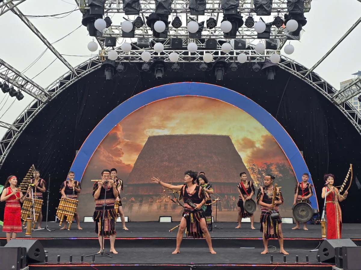 Tiết mục văn nghệ chào mừng thể hiện rõ nét bản sắc văn hóa nghệ thuật truyền thống của các dân tộc Tây nguyên
 