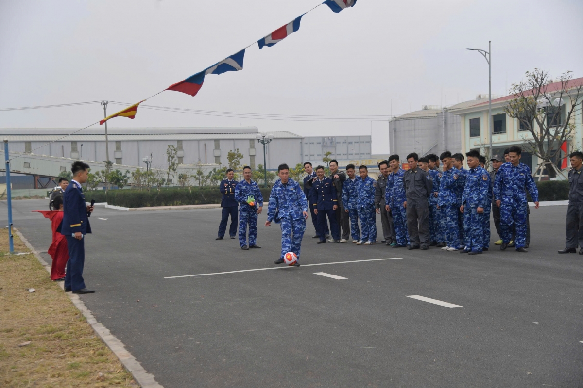 Trò chơi vận động sút bóng vào gôn