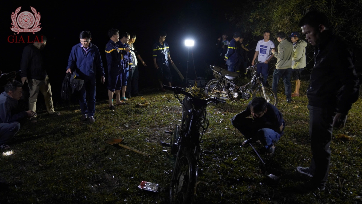 Những chiếc xe các đối tượng sử dụng để chạy về hướng xã Biển Hồ, Gia Lai bị phi tang dưới hồ nước. (ảnh: Công an Gia Lai).