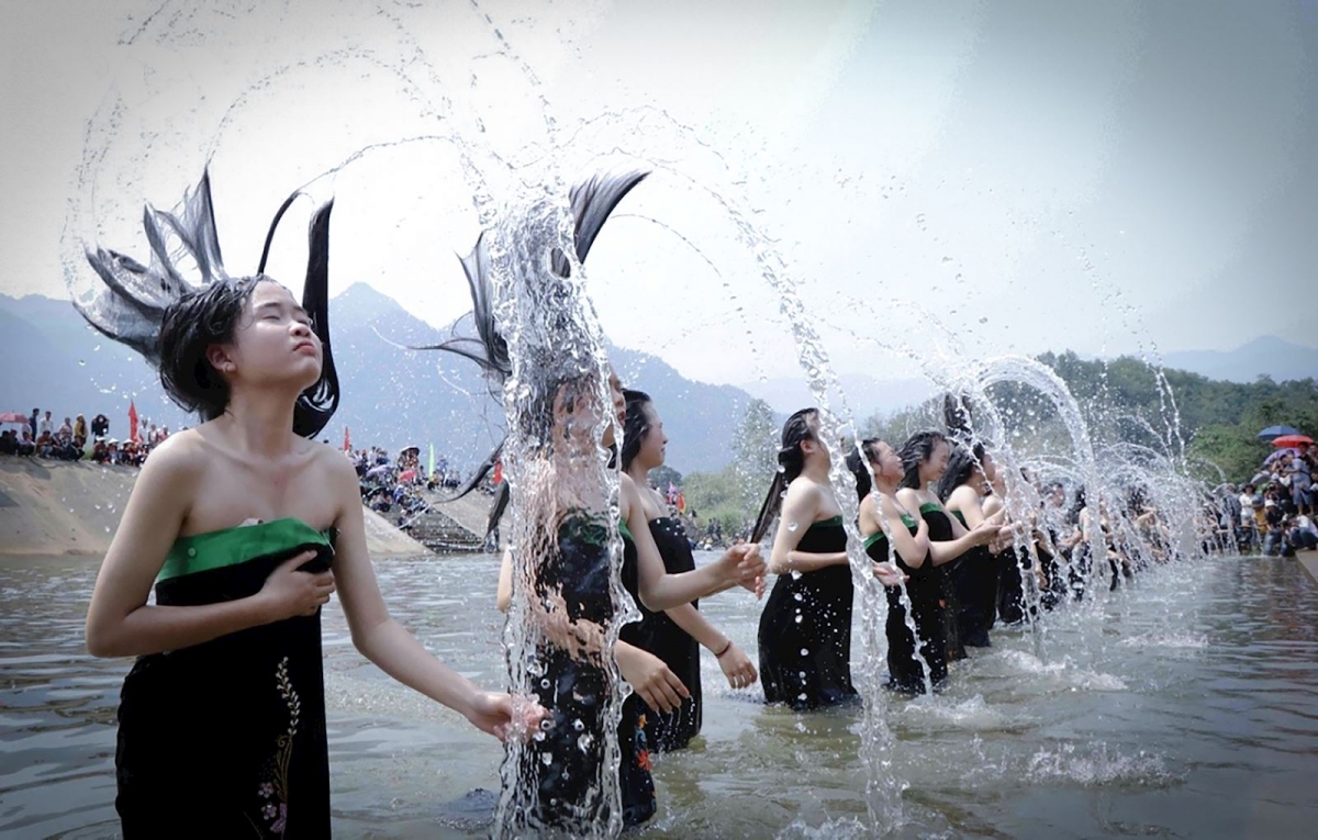 Tục gội đầu tẩy uế đầu năm của đồng bào Thái ở xã Không Lào đã được nâng cấp lên thành lễ hội Áp Hô Chiêng.