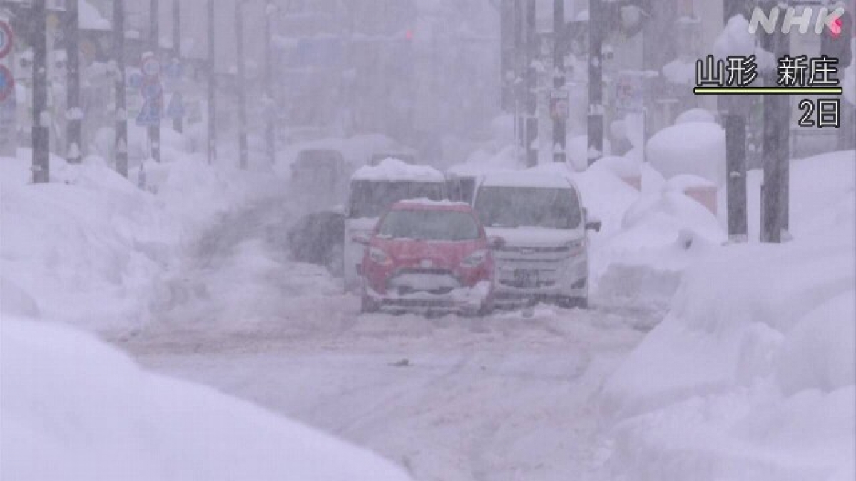 Tuyết rơi dày đặc khiến nhiều tuyến đường giao thông bị hư hại và tê liệt - Ảnh: NHK