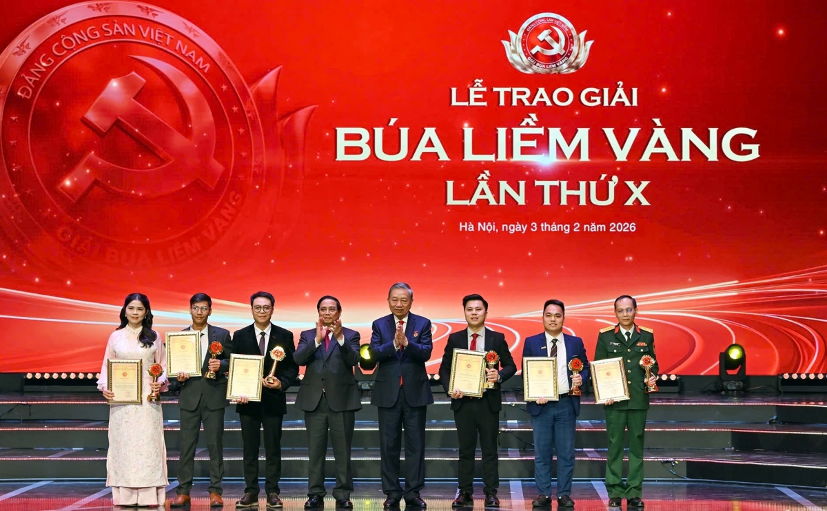 Tổng Bí thư Tô Lâm và Thủ tướng Chính phủ Phạm Minh Chính trao giải A cho các tác giả, đại diện nhóm tác giả.