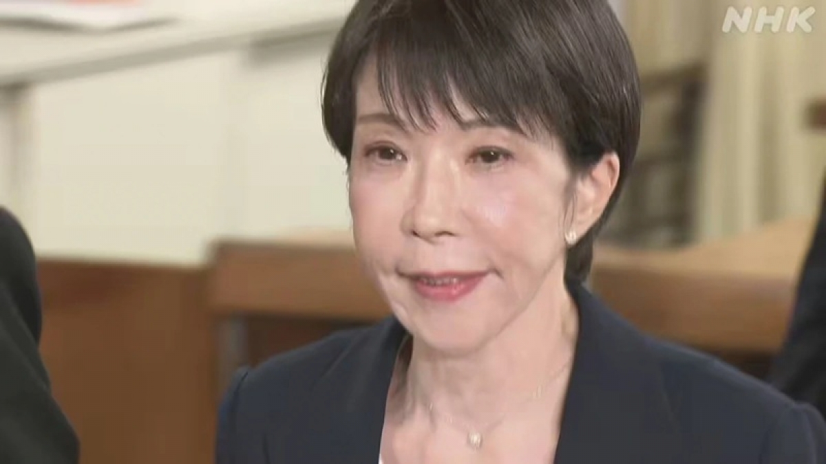 Chủ tịch LDP - Thủ tướng Takaichi Sanae trong đêm bầu cử 8-2-2026 (ảnh NHK).