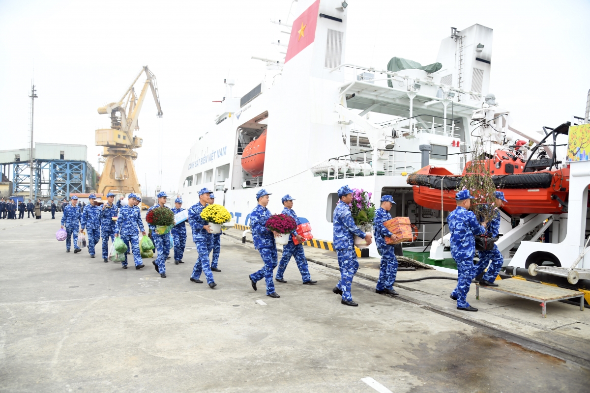 Vận chuyển lương thực, thực phẩm, vật phẩm đón Tết lên tàu đi trực Tết 
