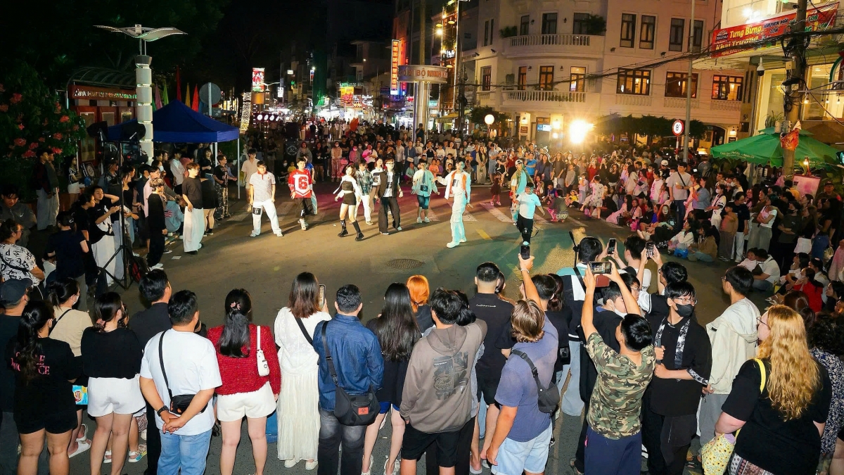 Hoạt động đường phố, nhảy hiện đại... sôi động