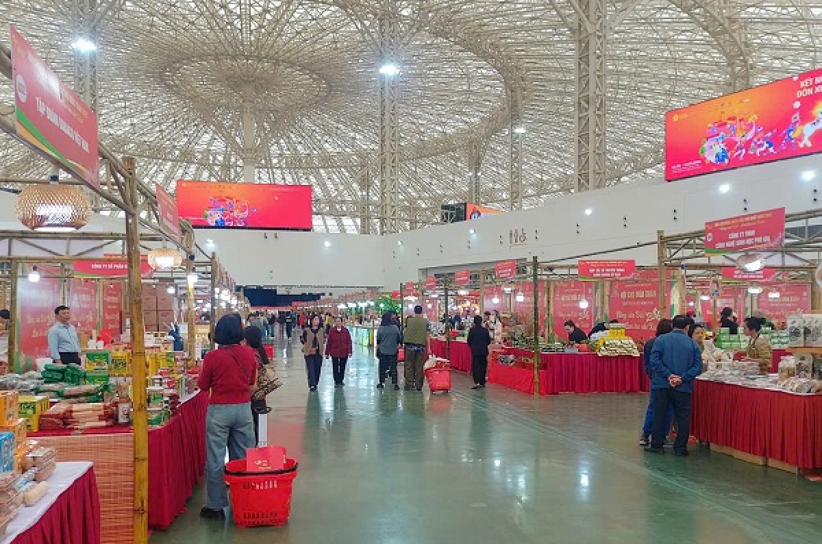 Người dân đi mua sắm tại Hội chợ Mùa Xuân 2026