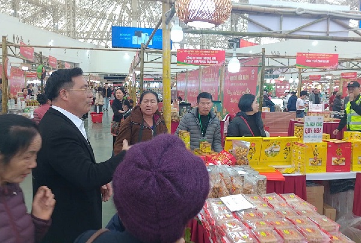 Người dân mua sắm nông sản tại Hội chợ Mùa Xuân