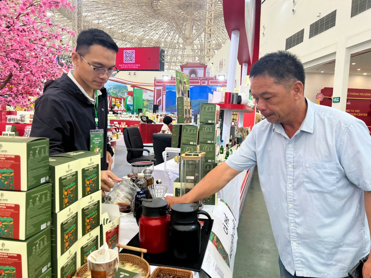 Khách hàng trải nghiệm sản phẩm tại Hội chợ