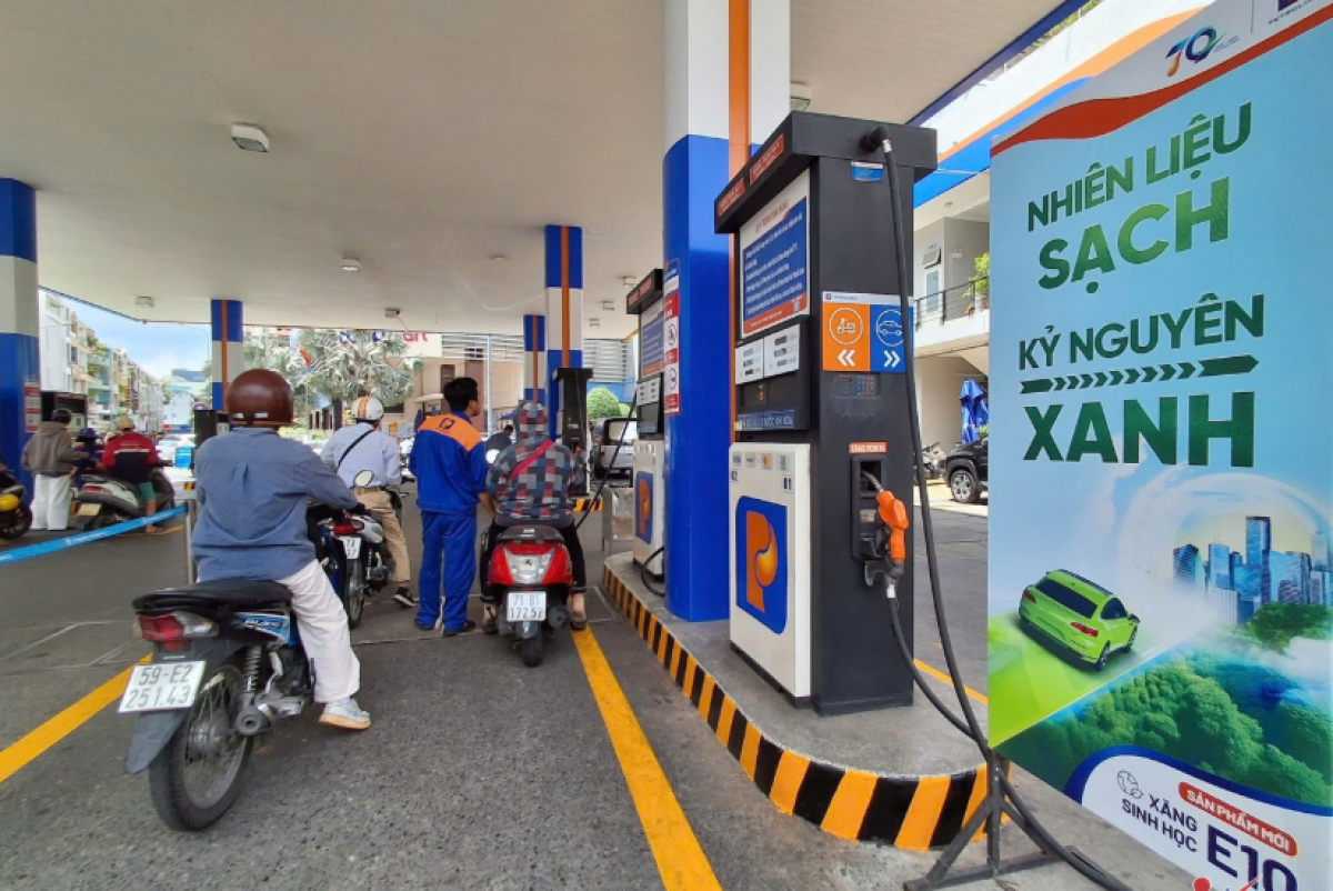 Xăng E10 được phối trộn từ 90% xăng khoáng với 10% nhiên liệu sinh học ethanol (ảnh minh hoạ)