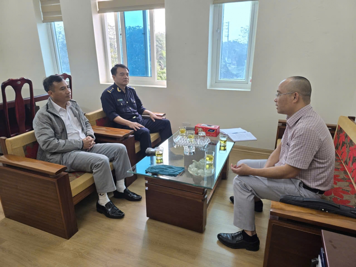 Ông Nguyễn Đình Sơn, Phó Đội trưởng Hải quan Cửa Lò và nông Yên Hồng Phúc, Giám đốc Xí nghiệp xếp dỡ hàng hóa Cửa Lò trao đổi với PV Đài TNVN