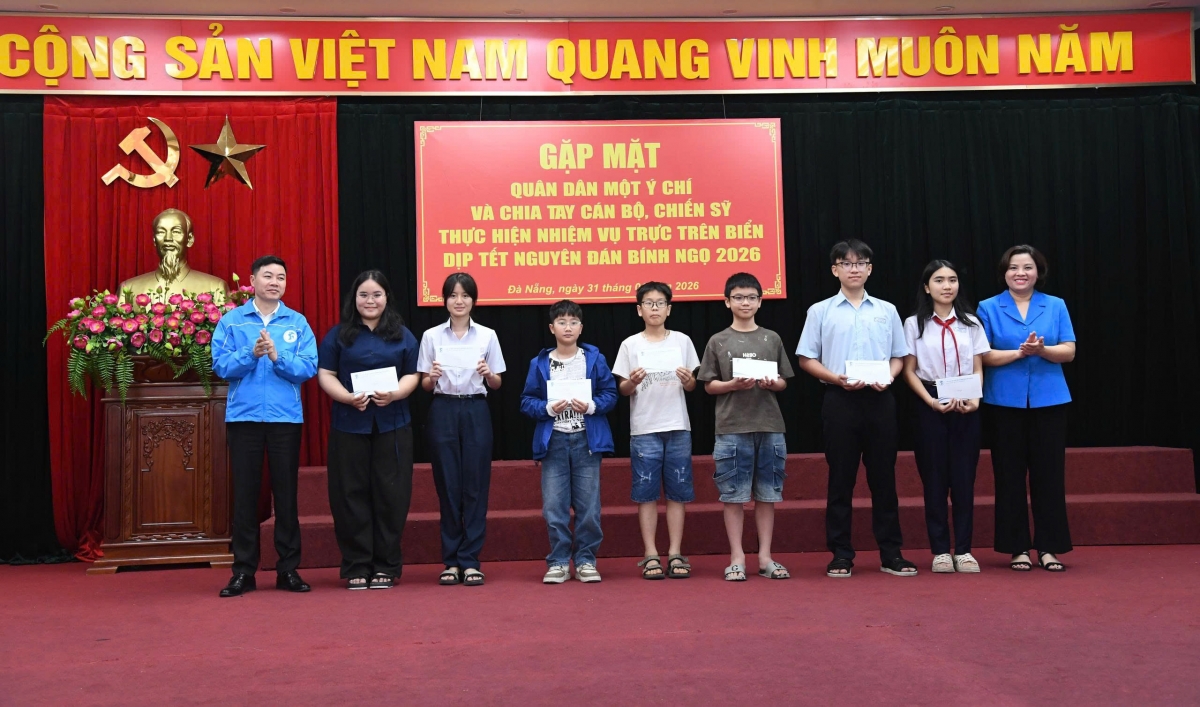 Lữ đoàn 161 phối hợp các đơn vị kết nghĩa tặng quà cho con quân nhân dịp Tết Nguyên Đán 2026