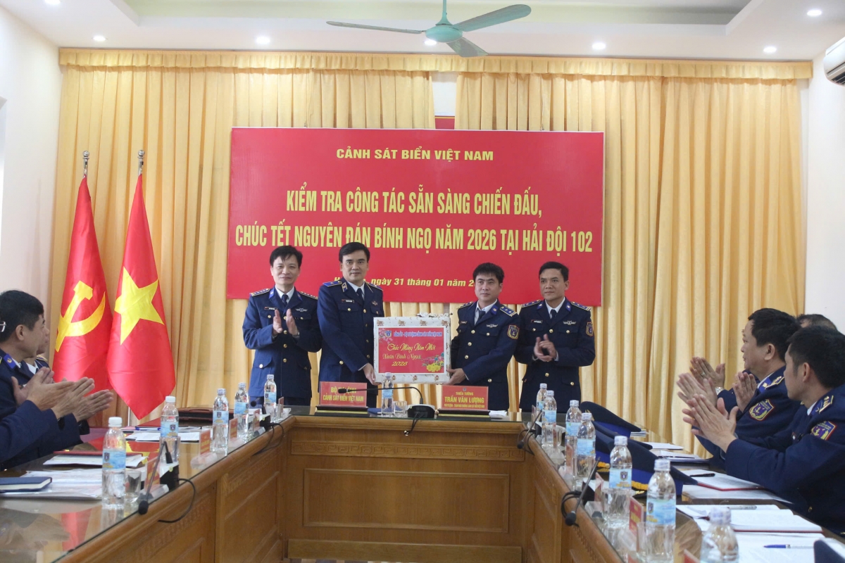 Đoàn công tác tặng quà, chúc Tết cán bộ chiến sỹ Hải đội 102
