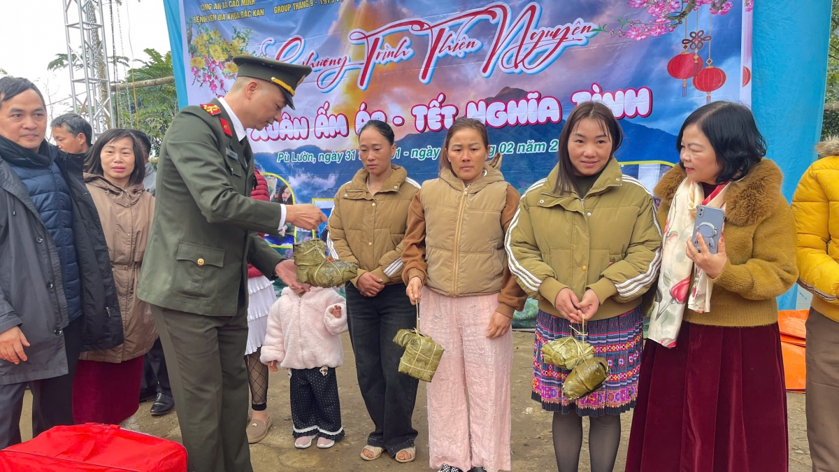 Mùa xuân đến sớm với đồng bào Mông ở Pù Lườn từ sự quan tâm, sẻ chia của các chiến sỹ Công an, chính quyền địa phương và các nhà hảo tâm.