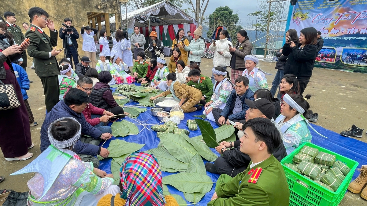 Cùng gói bánh chưng Tết.