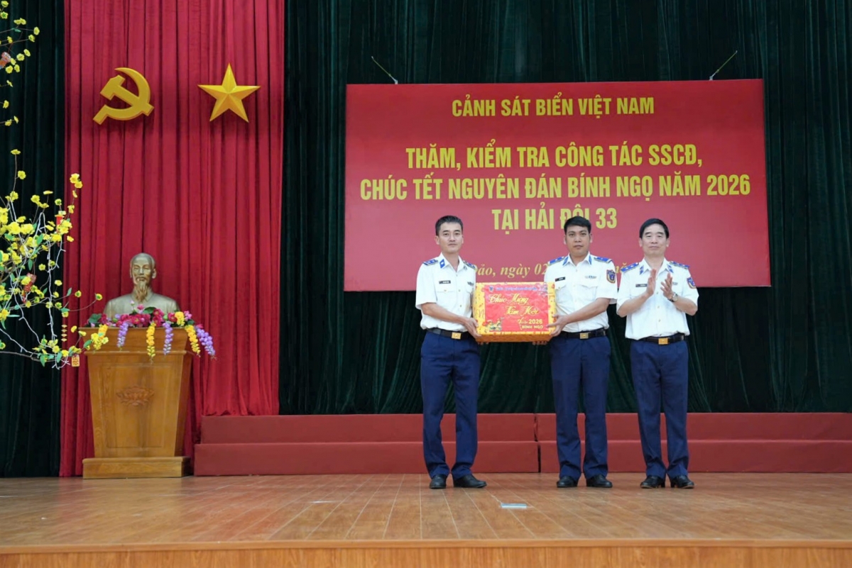 Trung tướng Bùi Quốc Oai tặng quà, chúc Tết CBCS Hải đội 33