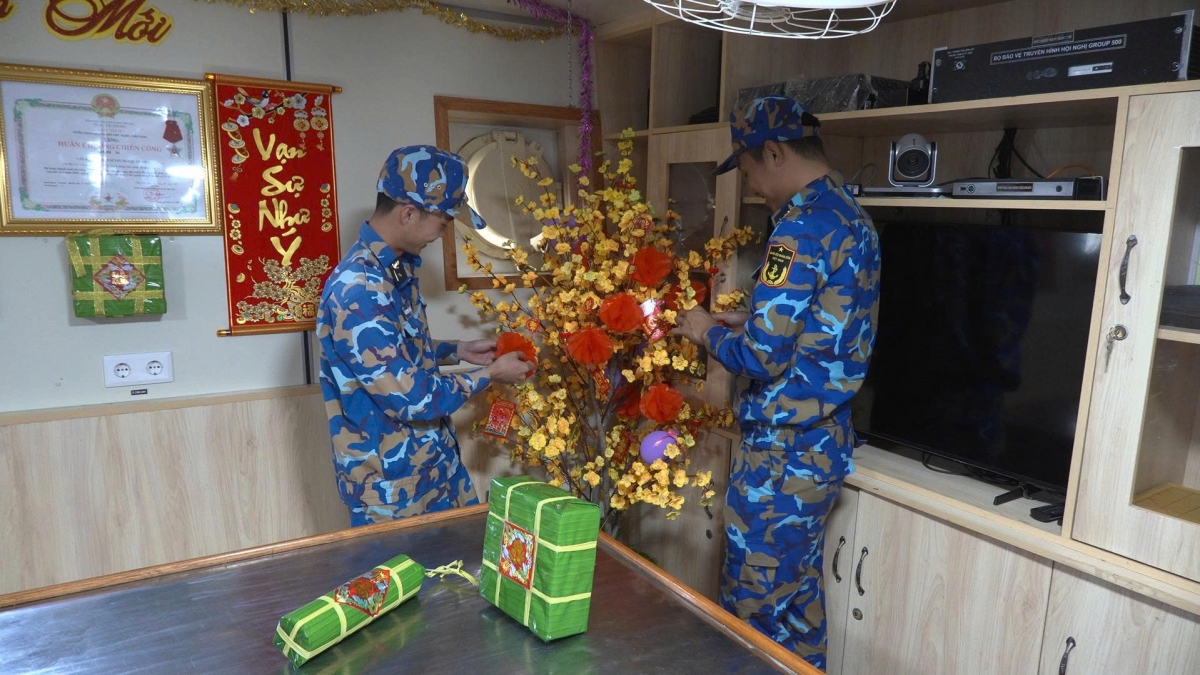 CBCS Lữ đoàn 161 trang trí phòng đón Xuân trước khi rời cảng trực Tết trên biển