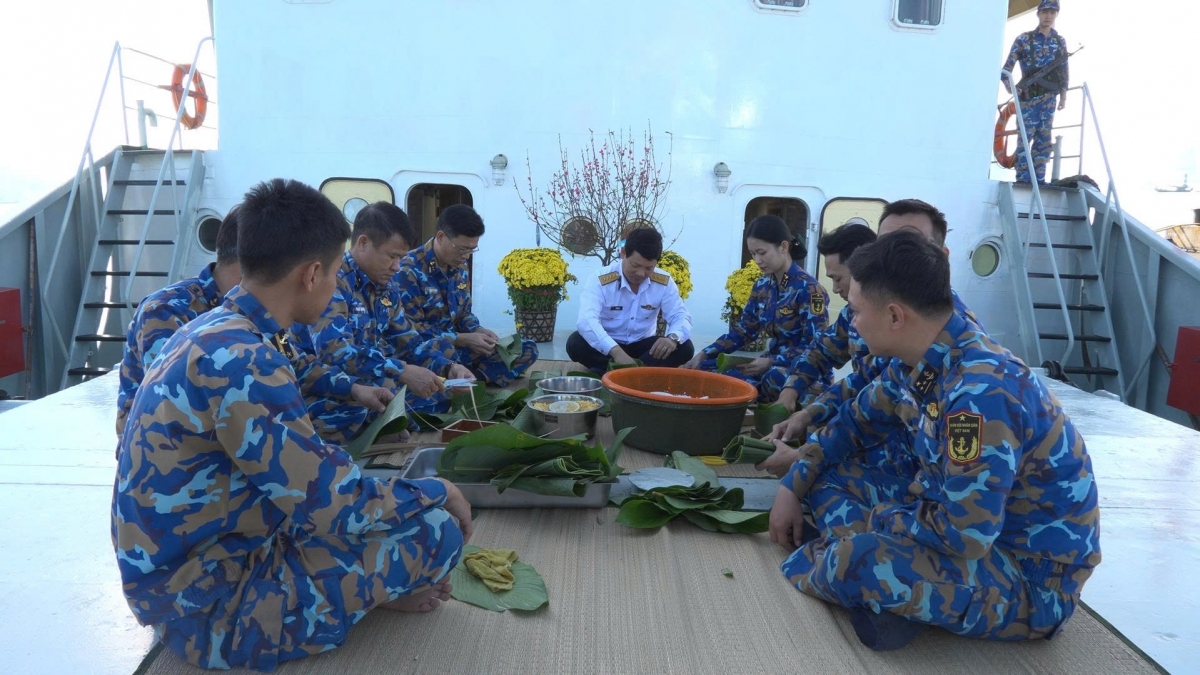CBCS Tàu 628, Lữ đoàn 161, Vùng 3 Hải quân gói bánh chưng trước khi rời cảng thực hiện nhiệm vụ trực Tết trên biển