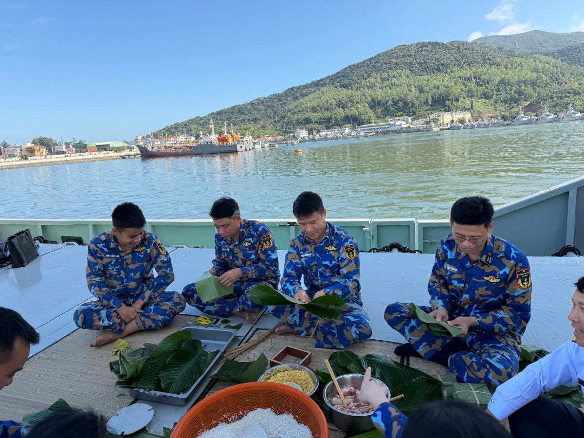 CBCS Lữ đoàn 161 gói bánh chưng trước khi rời cảng trực Tết trên biển
 
