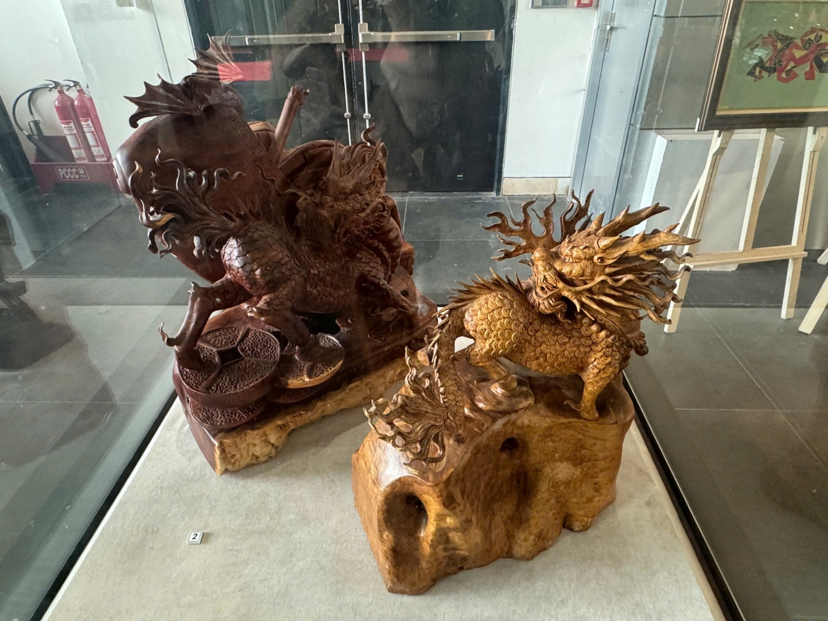 Hình tượng Long Mã được khắc hoạ tinh xảo trên chất liệu gỗ