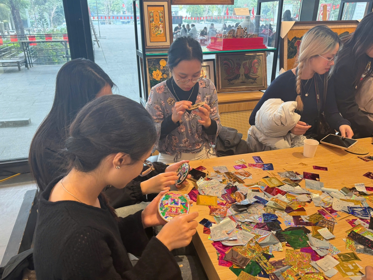 Nhiều hoạt động trải nghiệm phong phú được tổ chức tại tầng 1 của Bảo tàng Hà Nội


                                                               Thuỷ Tiên/VOV1