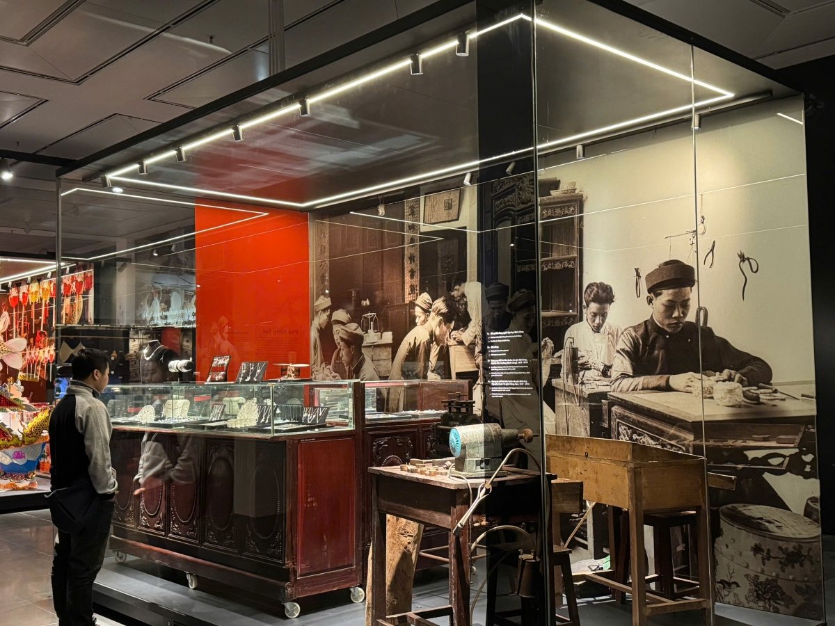 Đến với Bảo tàng Hà Nội, du khách được tham quan và khám phá các chuyên đề trưng bày thường xuyên với nhiều thông tin, nội dung phong phú