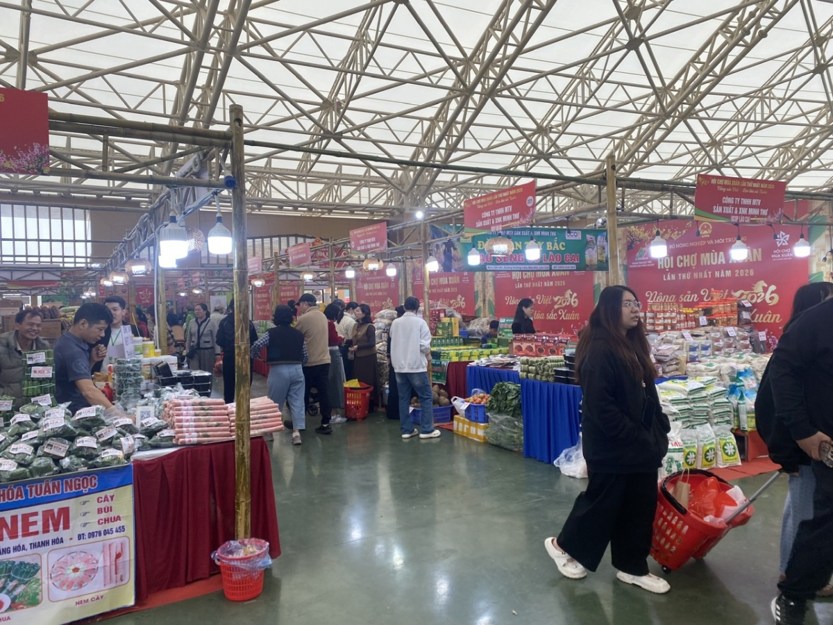 Tại Hội chợ Mùa Xuân lần thứ nhất 2026 thu hút đông đảo người tham quan mua sắm