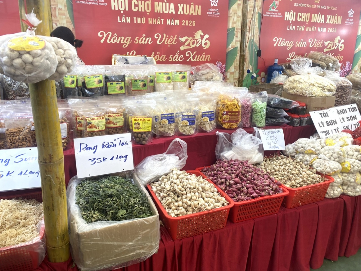Các sản phẩm hành, tỏi Lý Sơn được trưng bày giới thiệu tại Hội chợ Mùa Xuân lần thứ nhất 2026