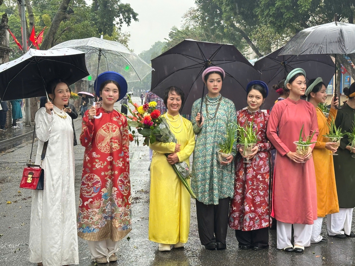 Các bạn trẻ hào hứng tham gia diễu hành