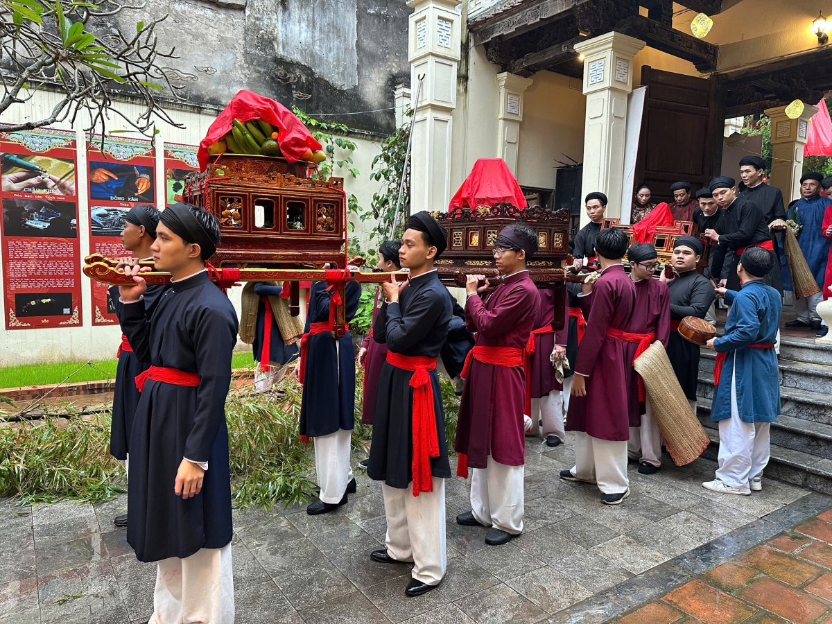 Đoàn rước đi qua nhiều con phố và dừng chân tại đình Kim Ngân thực hiện các nghi lễ truyền thống