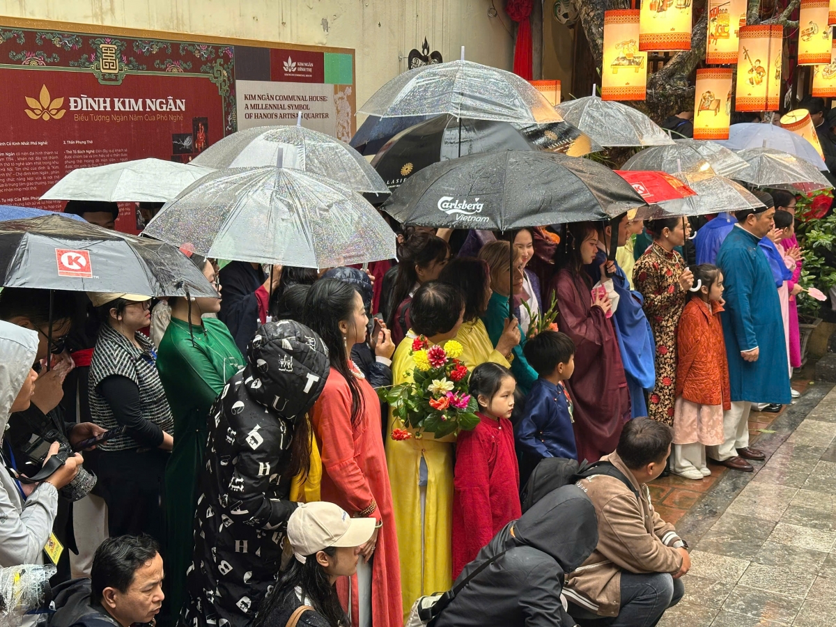 Dù trời mưa to nhưng người dân vẫn háo hức đón xem lễ dựng cây nêu tại đình Kim Ngân