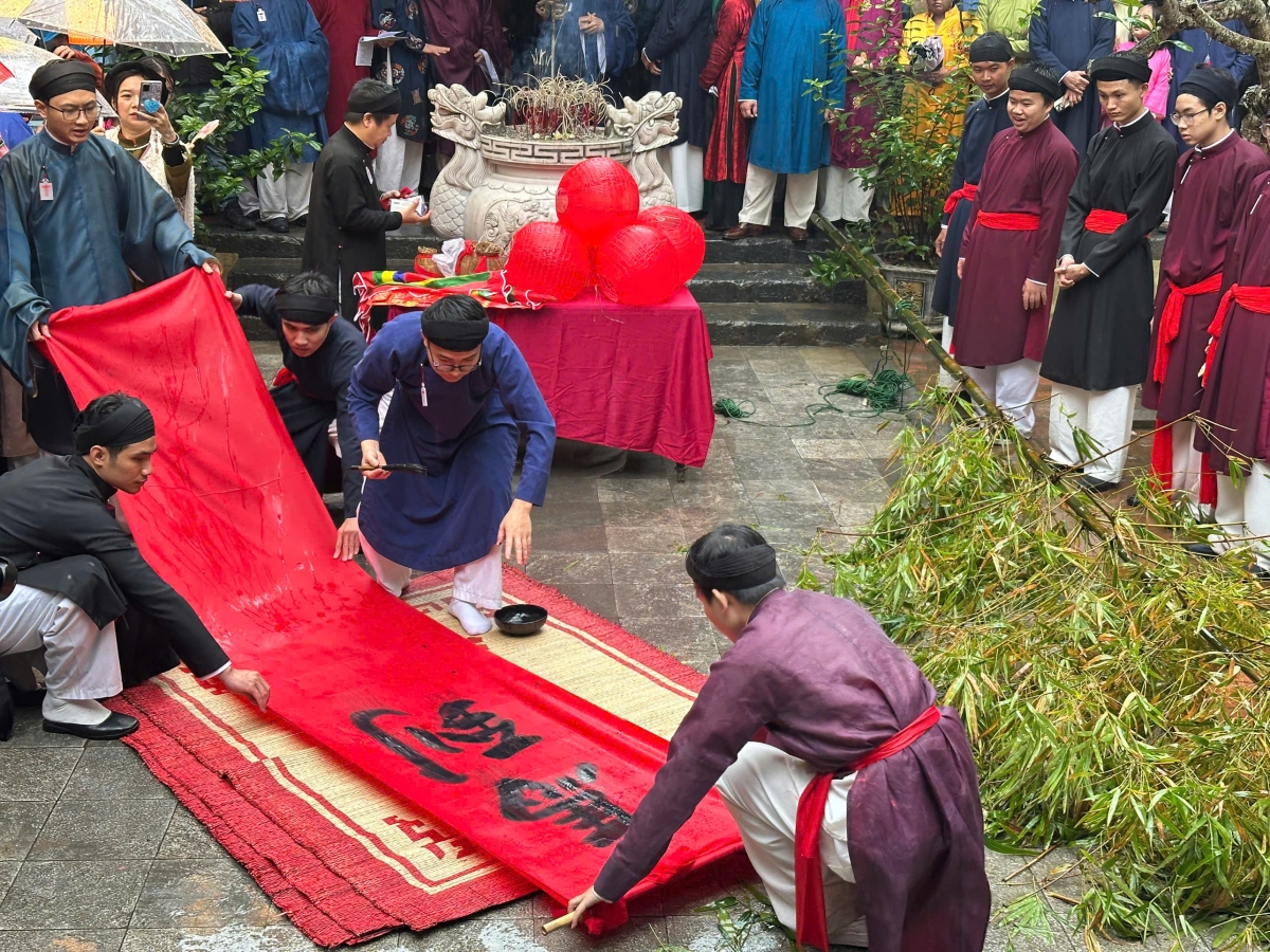 Ban tổ chức viết chữ cầu an cho năm mới