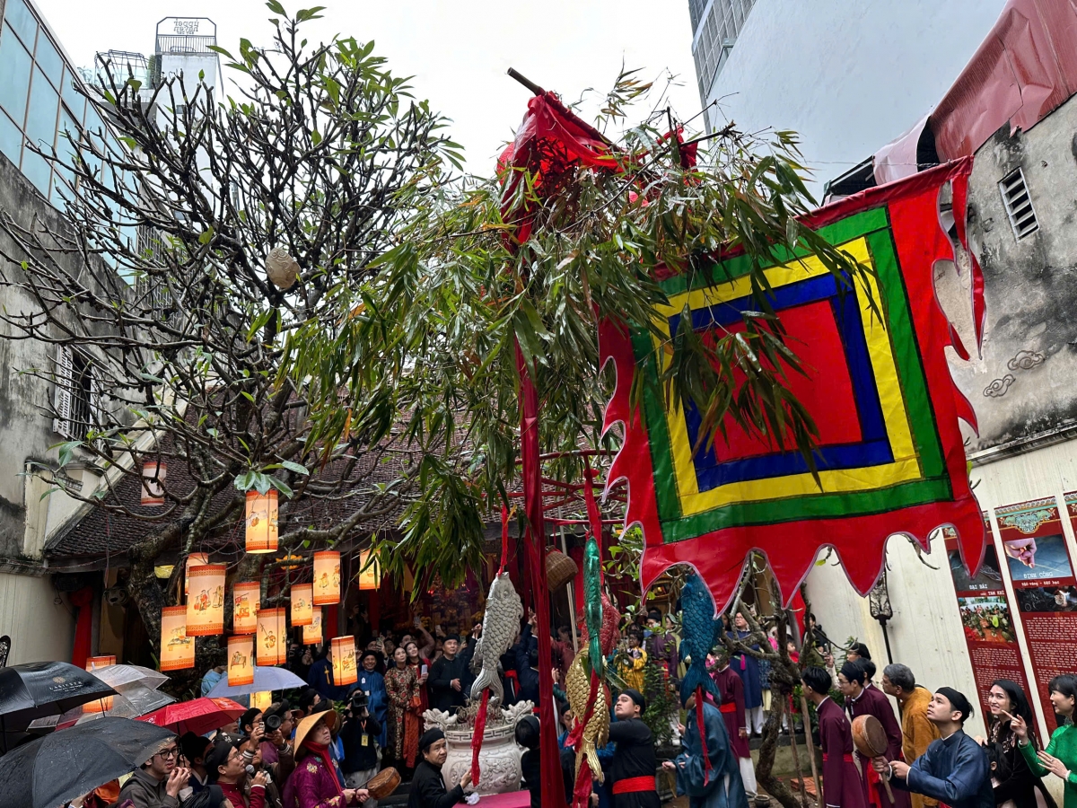 Cây nêu được dựng lên với ước mong đất nước phồn vinh, hạnh phúc, người dân khoẻ mạnh, bình an