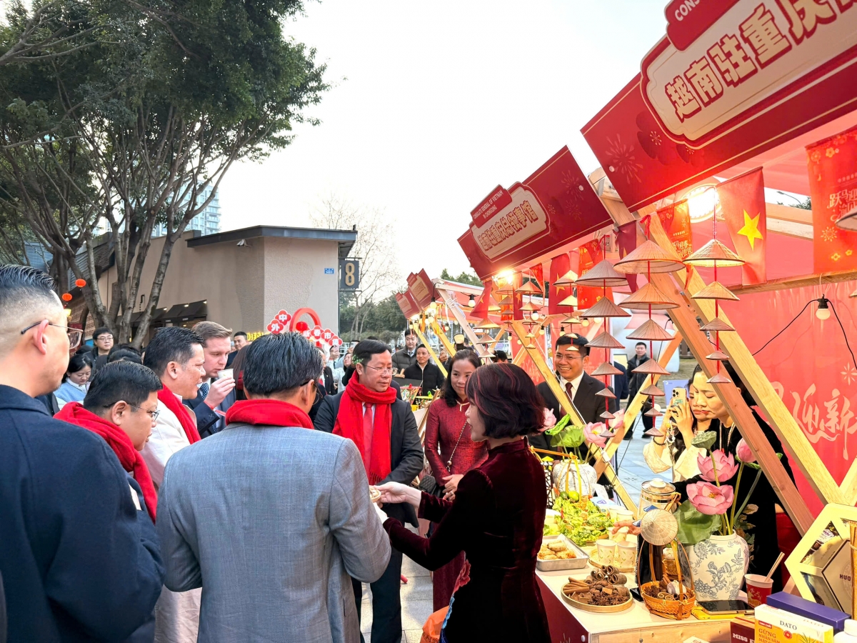 Tổng Lãnh sự Bùi Nguyên Long giới thiệu tới quan khách về món nem truyền thống