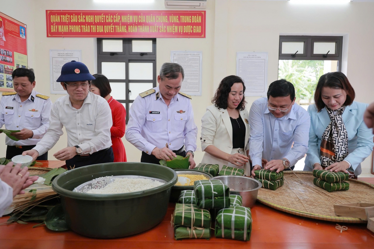 Đoàn công tác Vùng 3 Hải quân và địa phương gói bánh chưng tạin Trạm Ra đa 540 Cồn Cỏ