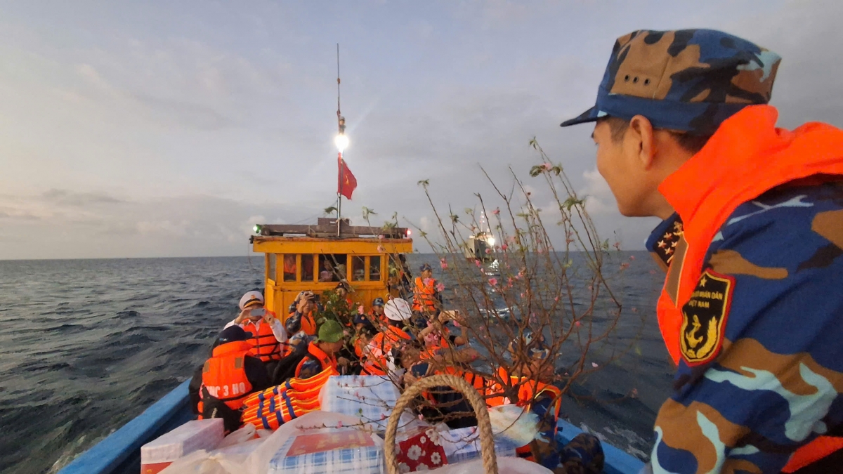 CBCS Vùng 3 Hải quân mang quà Tết đến Đặc khu Cồn Cỏ, Lý Sơn