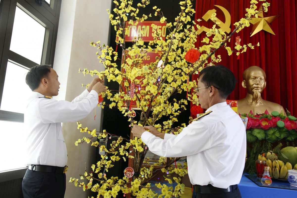 CBCS Trạm Ra đa 550 đảo Lý Sơn trang trí phòng đón Xuân