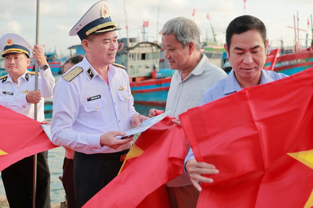 Chuẩn đô đốc Nguyễn Đăng Tiến, Bí thư Đảng ủy, Chính ủy Vùng 3 Hải quân trò chuyện với ngư dân đặc khu Lý Sơn